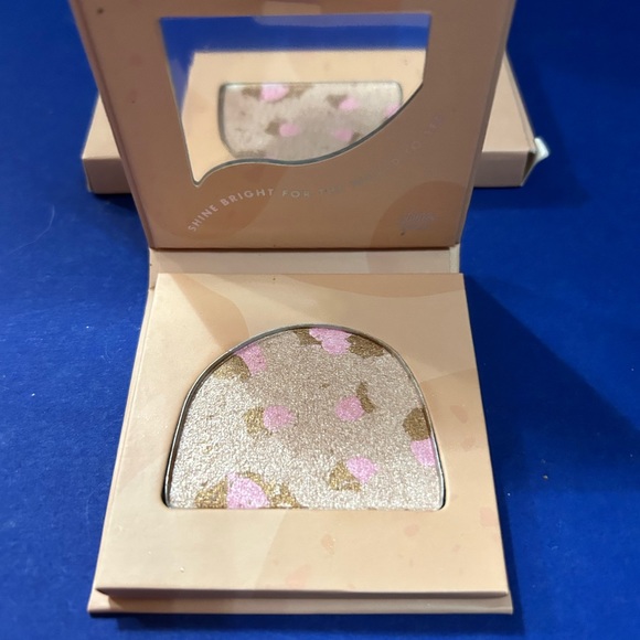 Glam and Grace Day Dream Believer Eye Shadow Palette and Speckled Highlighter - Picture 3 of 3